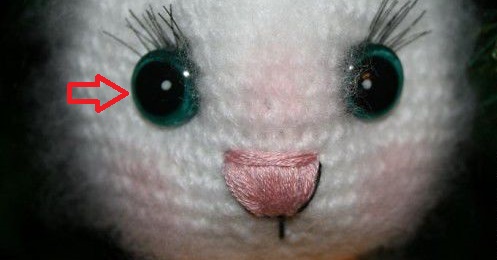 The eyes of the toy on glue may fall off