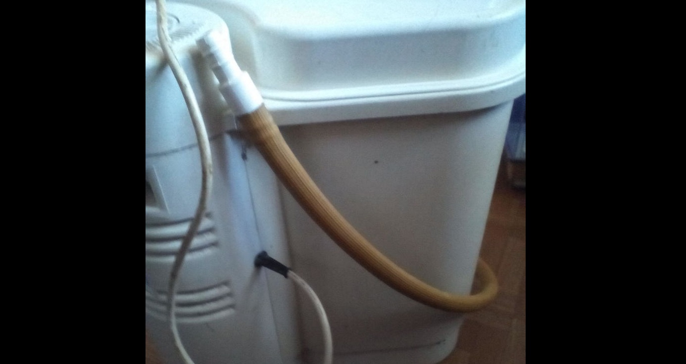 We connect the hose to the Maluka machine