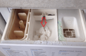 Защо прахът за пране се втвърдява в тавата?