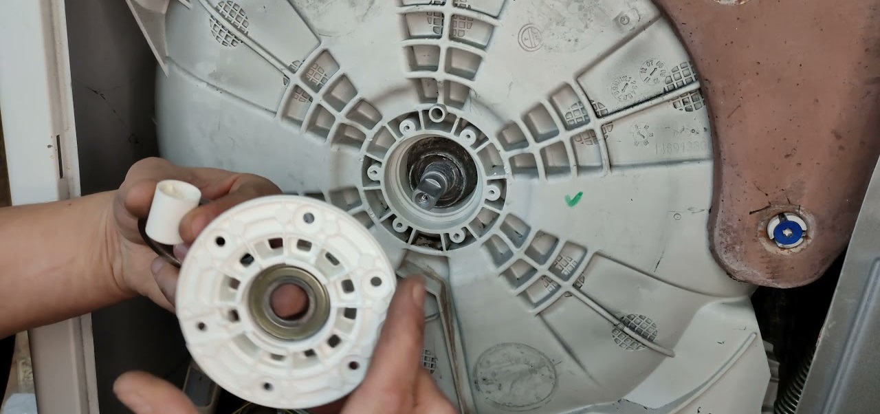 Replacing bearings on a Zanussi washing machine