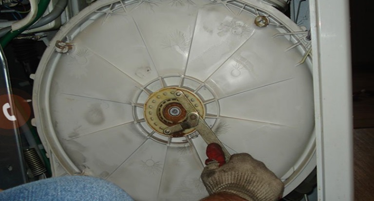 special key for dismantling the caliper