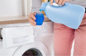 Как да използвате омекотител за тъкани в пералня