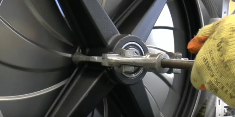 We use a puller for dismantling