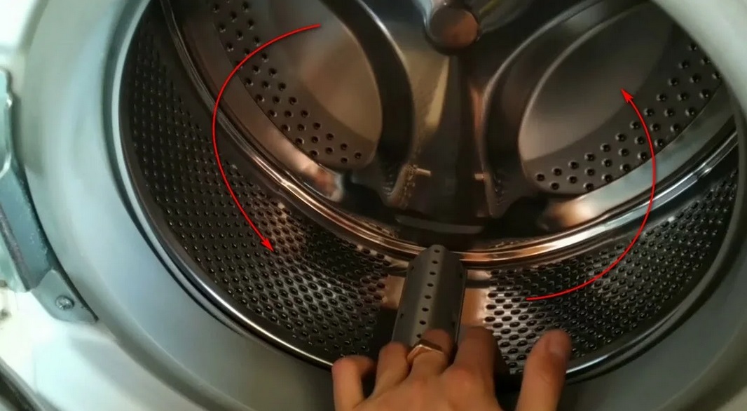 Spin the washing machine drum by hand