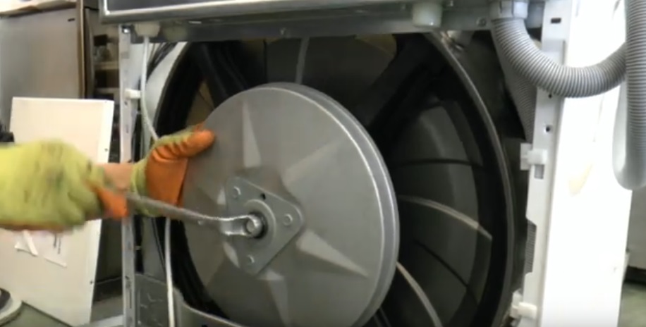 we screw on the washing machine pulley