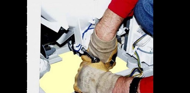 We remove the wiring from the motor and unscrew its screws.