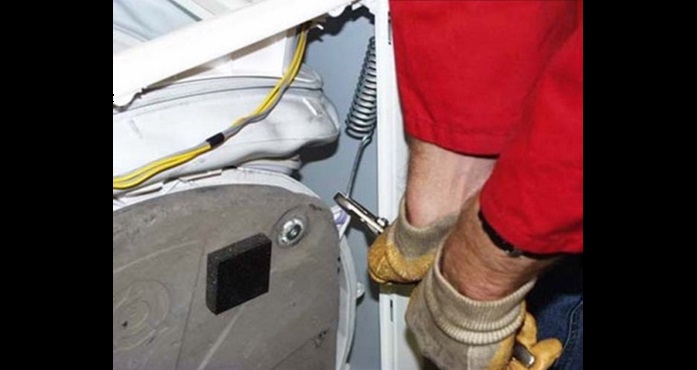 We remove the springs on which the tank hangs.