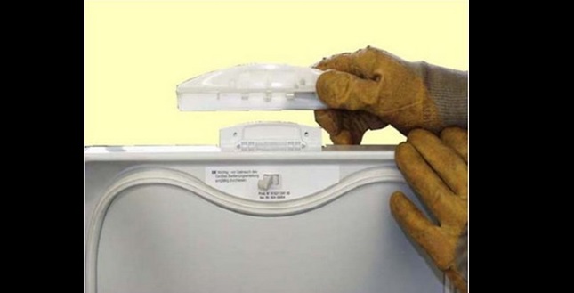 remove the handle from the lid