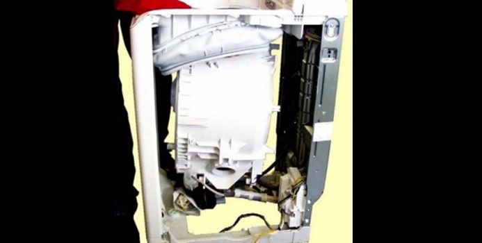 We put the machine on its feet and take out the tank.