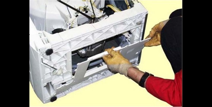 We remove the tray of the Zanussi washing machine.