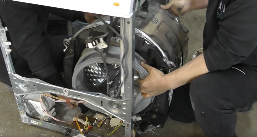 Връщаме резервоара с барабана към корпуса на машината