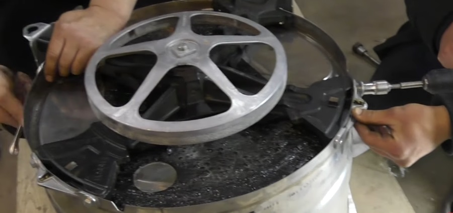 we return the crosspiece and pulley to their place