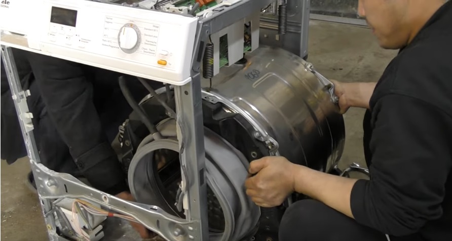 We remove the tank from the body of the Miele machine