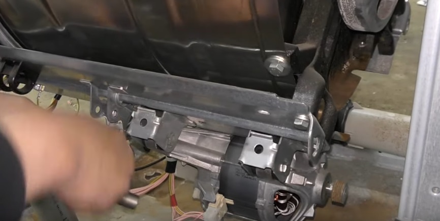 We unscrew the screws and remove the machine's motor