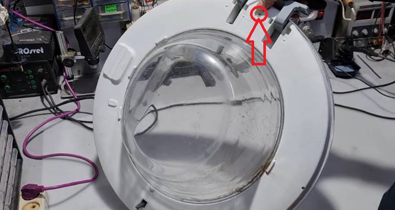 We unscrew the screw holding the hatch door halves