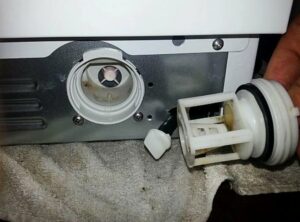 Източване на вода от филтъра на пералнята