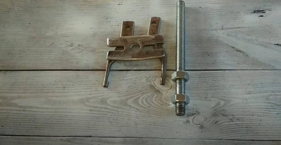 We cut out the second blank of the puller and prepare the stud with nuts.