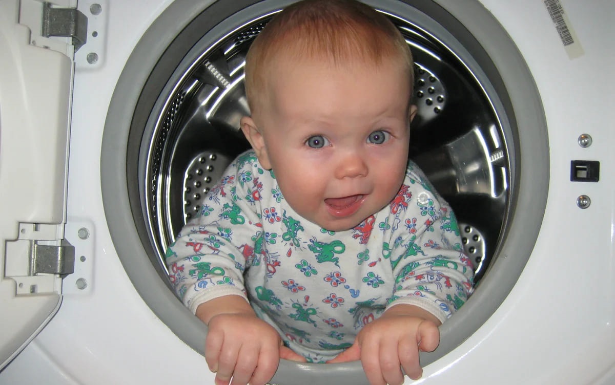 Do not allow children to play with the washing machine.