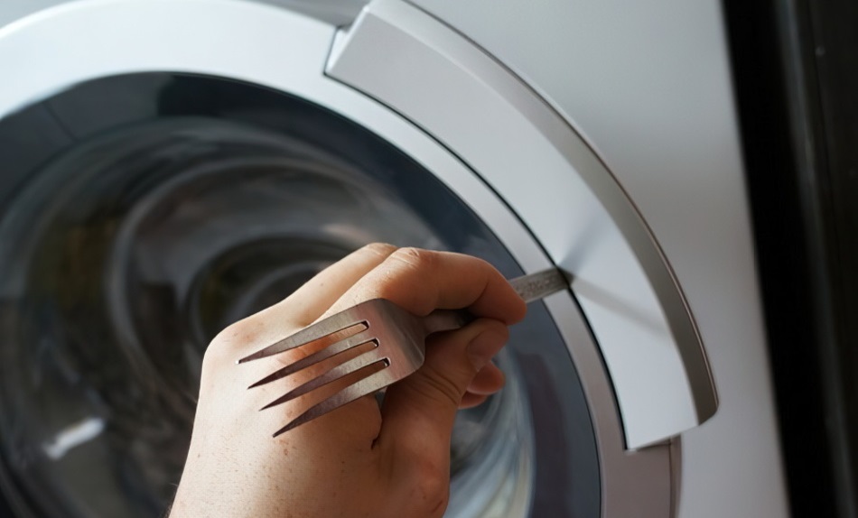 Opening the door of a Bosch washing machine with a fork