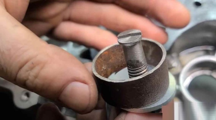 We weld the cylinder with the washer and place the bolt in the center