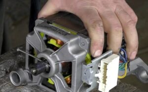 Демонтиране на ролка от двигател на пералня без скоба