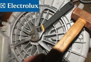 Демонтиране на ролката на пералня Electrolux