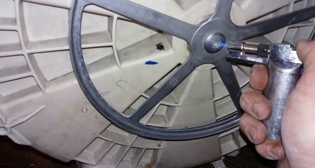 We heat up the pulley bolt so that it unscrews