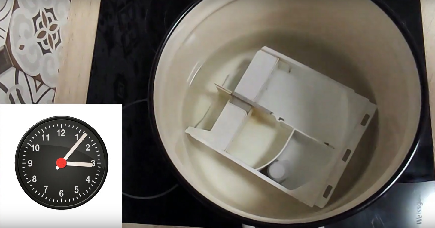 We place the dirty washing machine tray in a solution of citric acid