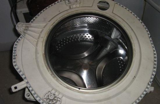 We connect the halves of the tank with screws