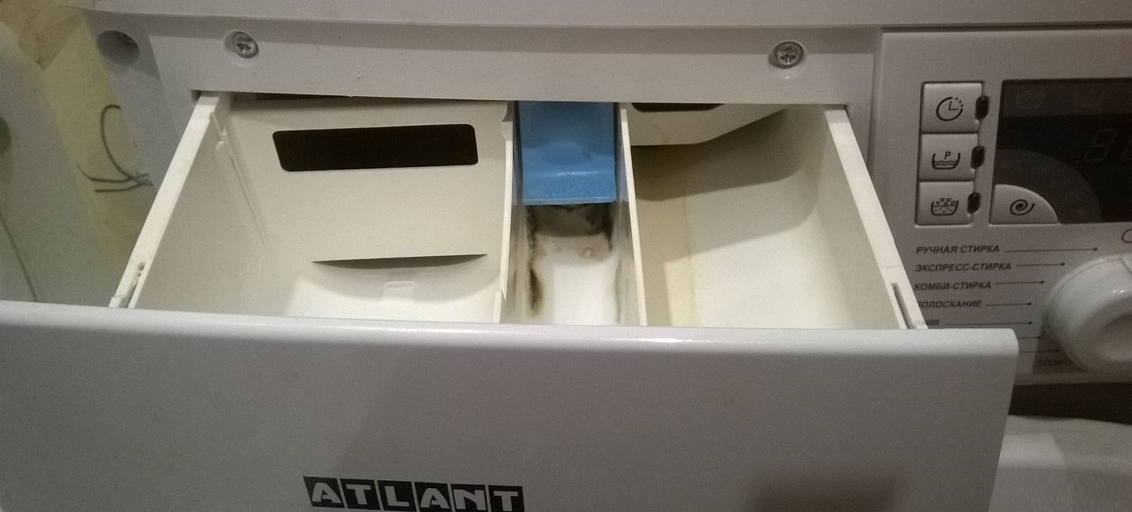 cleaning the washing machine detergent drawer