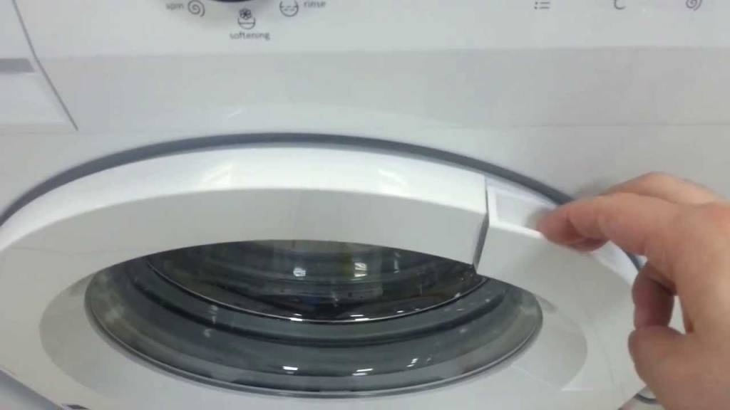We're trying to open the door of a Gorenje washing machine.