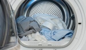 Drying polyester in a tumble dryer
