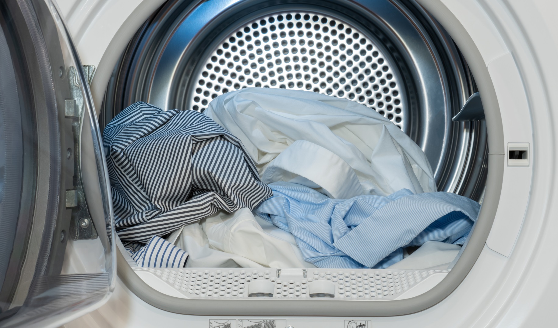 Drying polyester in a tumble dryer