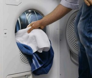 Зареждане на пране в сушилнята Зареждане на пране в сушилнята